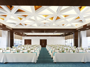 Отель Maximilan Danang Beach