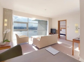 Canary Riverside Plaza Hotel