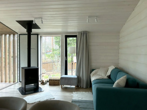 Частный дом у озера с террасой Сосновый дом