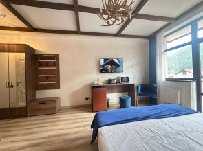 Апартаменты студия с видом на Кавказские горы есть бассейн и баня