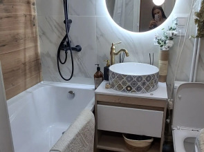 Квартира с подвесными креслами из ротанга на панорамной лоджии