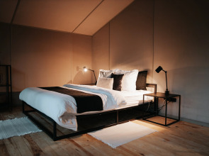 Поляна Глэмпинг, 1-я линия моря (12+)