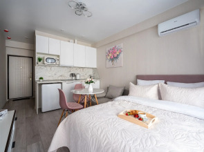 Апартаменты Студия у моря с бассейном на территории. Каравелла 112