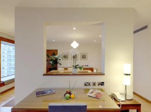 Canary Riverside Plaza Hotel