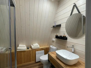 Дом А-фрейм с банным чаном у леса