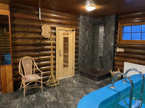 Дом для отдыха с баней и бассейном WoodRay