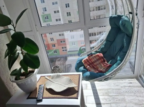 Квартира с подвесными креслами из ротанга на панорамной лоджии