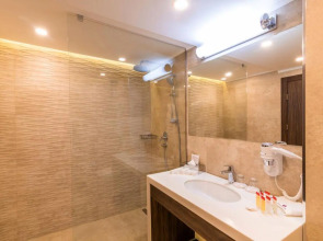 Отель Ramada and Suites by Wyndham Yerevan