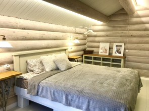 Частный дом Дом на скале с видом на озеро.