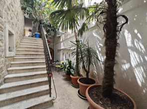 Отель Beatrix Suites