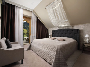 Домбай Пэлас