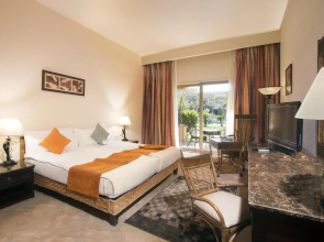 Курортный Отель Swiss Inn Pyramids Golf Resort