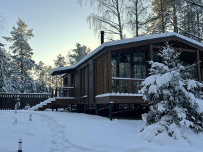 Частный дом у озера с террасой Сосновый дом