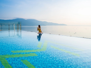 Отель Maximilan Danang Beach