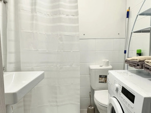 Апартаменты Истоман Two с видом на пруд