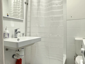 Апартаменты Истоман Two с видом на пруд