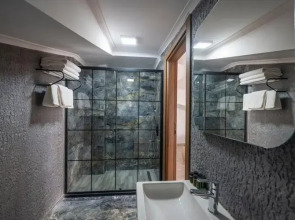 Luxury Airport Hotel by Zazzoni