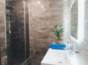 Апартаменты УК АТМОCФЕPА  Бpaвo в Цeнтpe Яpoславля с прoстoрной кухней-гостиной