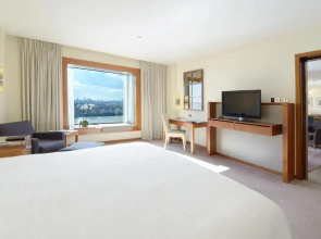 Canary Riverside Plaza Hotel