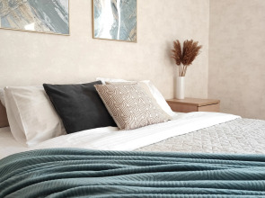 Апартаменты Panda Home с видом на мост влюблённых