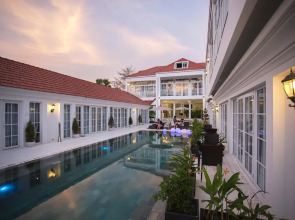 White Boutique Hotel & Residences