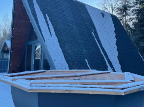 Дом А-фрейм с банным чаном у леса