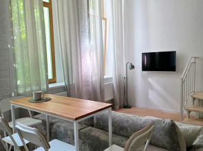 Апартаменты Новые с Высокими Окнами на Пешеходной Улице