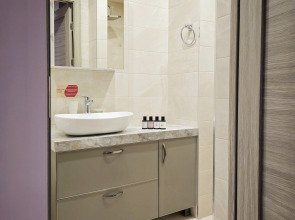 Апартаменты Newly Renovated Condo, Steps to Republic Square