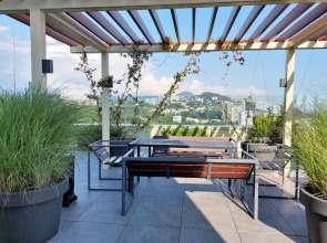 Апартаменты Студия с дизайнерским ремонтом с бассейном на крыше