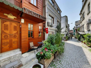 Wonder Wood Hotel