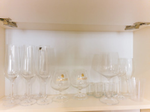 Апартаменты двухкомнатные в светлых тонах вблизи центра города