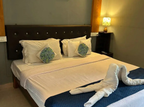 Hotel YogiTree beach Resort & Cafe