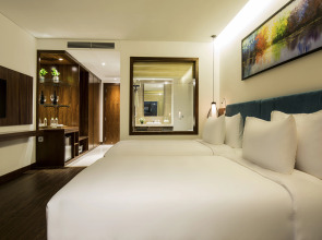 Отель Maximilan Danang Beach