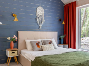 Частный дом в еловом лесу