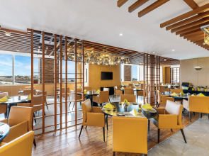 Отель V Hotel Dubai Curio Collection by Hilton