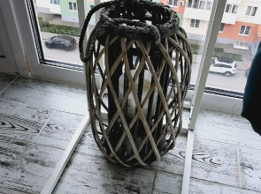 Квартира с подвесными креслами из ротанга на панорамной лоджии