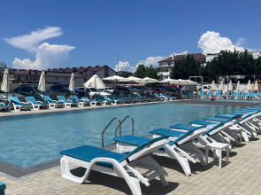 Апартаменты с бассейном у моря