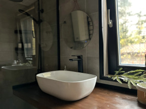 Частный дом у озера с террасой Сосновый дом