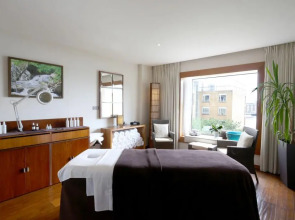 Canary Riverside Plaza Hotel