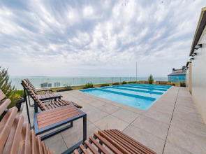 Апартаменты у Дендрария в ЖК Метрополь на самом высоком этаже, где есть бассейн