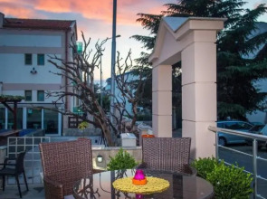 Отель Swiss Holiday