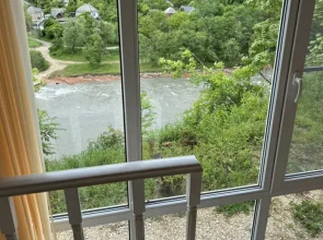 Частный дом с баней бассейном и мангалом на берегу реки