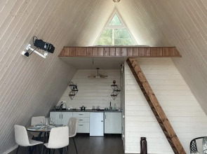 Дом А-фрейм с банным чаном у леса