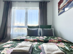 Апартаменты Истоман Two с видом на пруд