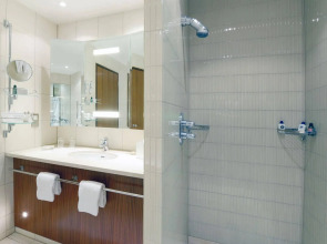 Canary Riverside Plaza Hotel