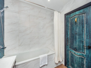 Апартаменты Дизайнерская студия около подъемника