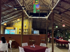 Hotel YogiTree beach Resort & Cafe