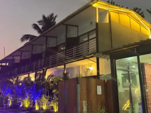 Hotel YogiTree beach Resort & Cafe