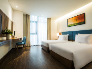 Отель Maximilan Danang Beach