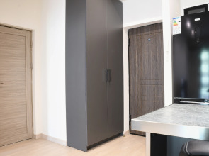 Апартаменты Newly Renovated Condo, Steps to Republic Square